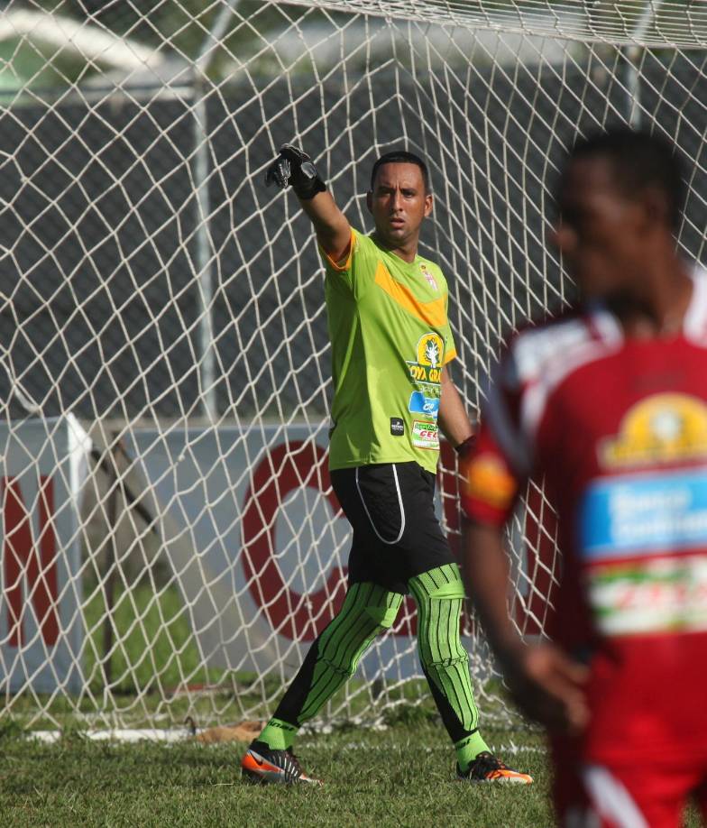 El fútbol hondureño se viste de luto luego que este viernes se conoció sobre el repentino fallecimiento del exportero catracho Elmer Canales.