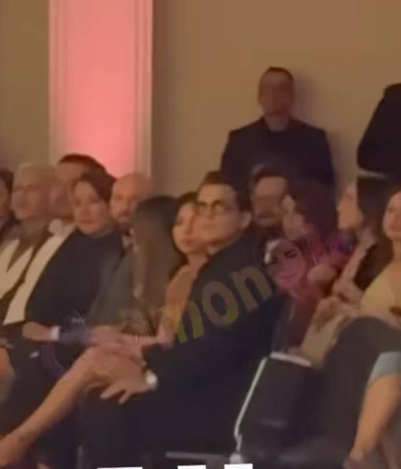 Se dice que Aguilar deliberadamente no pasó por la alfombra roja de la gala para no exponerse a la prensa presente. La cantante, no llegó sola, asistió con su esposo Christian Nodal. Ella llegó vestida con un sencillo vestido color camel y él de traje negro. Ambos entraron a la ceremonia por la puerta trasera del hotel Four Seasons en la Ciudad de México, según testigos.