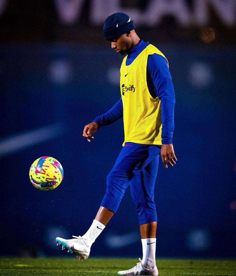 Ante la falta de minutos en el Barcelona, Ansu Fati estaría dispuesto a escuchar ofertas y ya le habría transmitido a Jorge Mendes su decisión de marcharse. La fórmula sería en forma de cesión, pero el conjunto azulgrana querría un traspaso para tener más espacio en el Fair Play Financiero, así lo informa Mundo Deportivo.