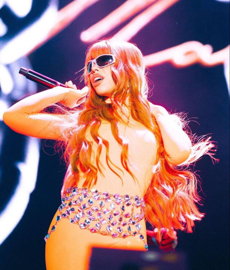 Yeri Mua, sin duda alguna se ha convertido en una de las figuras mexicanas en ascenso en la música, dado a su alta popularidad alcanzada en redes sociales, creando un “fandom” similar al conquistado por Kim Loaiza en su auge como influencer.