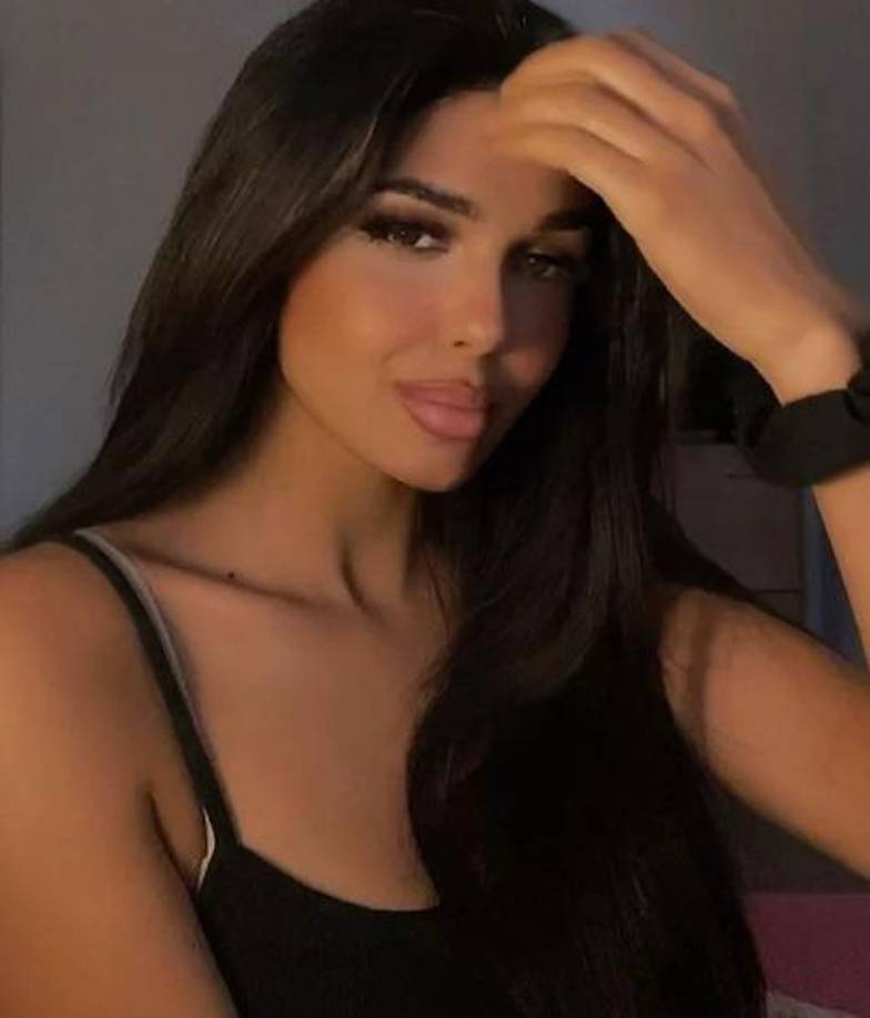 La víctima fue identificada como Khadidja O, una bloguera argelina de 23 años de edad que tenía un gran parecido físico con Sharaban.