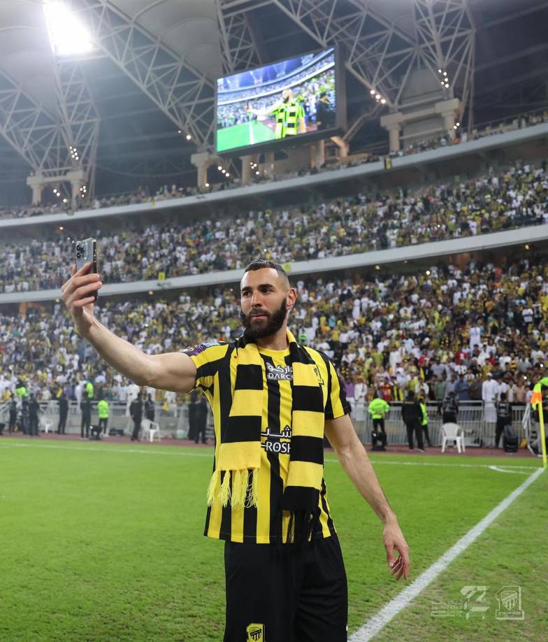 Karim Benzema se hizo varias selfies en el campo con los aficionados del Al-Ittihad.