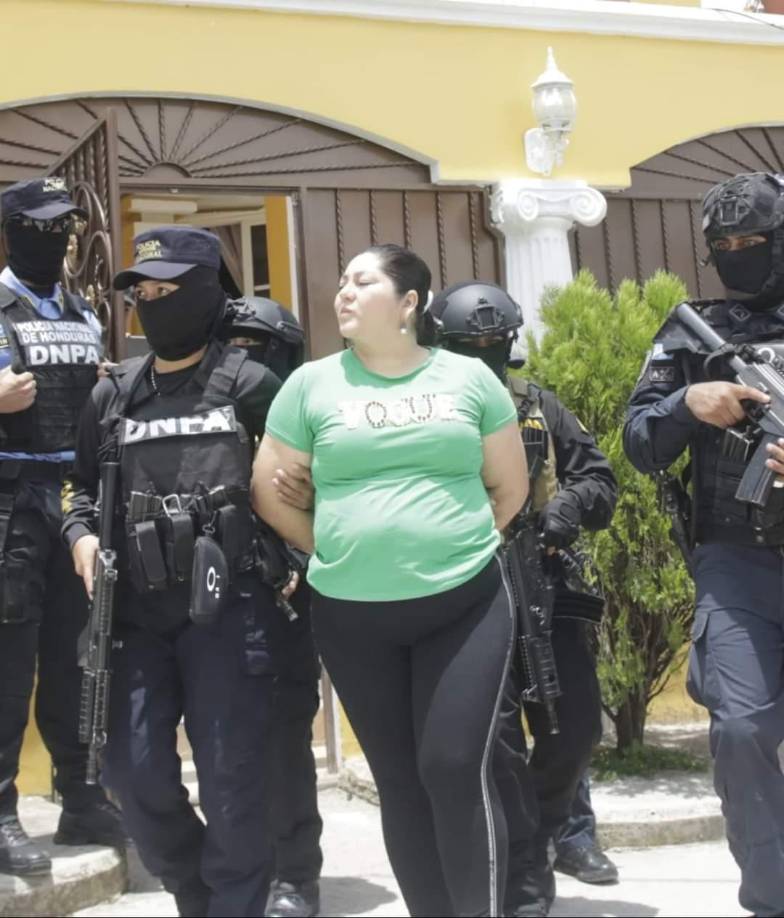 Los fiscales indicaron que en la operación se aseguraron bienes muebles e inmuebles; entre ellos, casas, terrenos, vehículos, cuentas bancarias y armas de fuego. Se detuvo a una mujer identificada como Flora Amanda Hidalgo Torres (de 44 años), a quien se le investiga por los delitos de lavado de activos. 