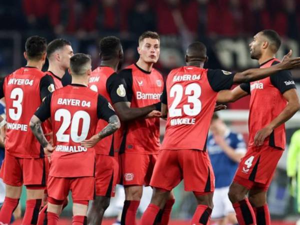 Reclamos entre jugadores del Leverkusen luego de la dolrosa eliminación en semifinales del torneo de Copa.