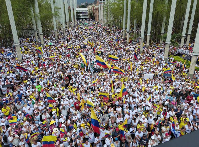 Las imágenes de las masivas manifestaciones en Colombia contra Petro