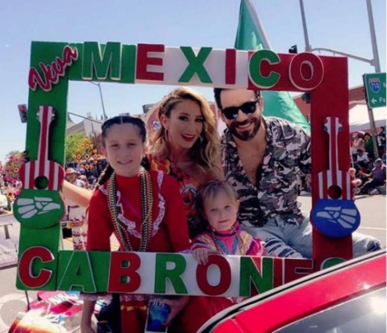 La belleza ojiverde participó junto a sus hijas en las celebraciones de la Independencia de México en Los Ángeles, misma ciudad donde fue captado su ex con su nueva pareja.