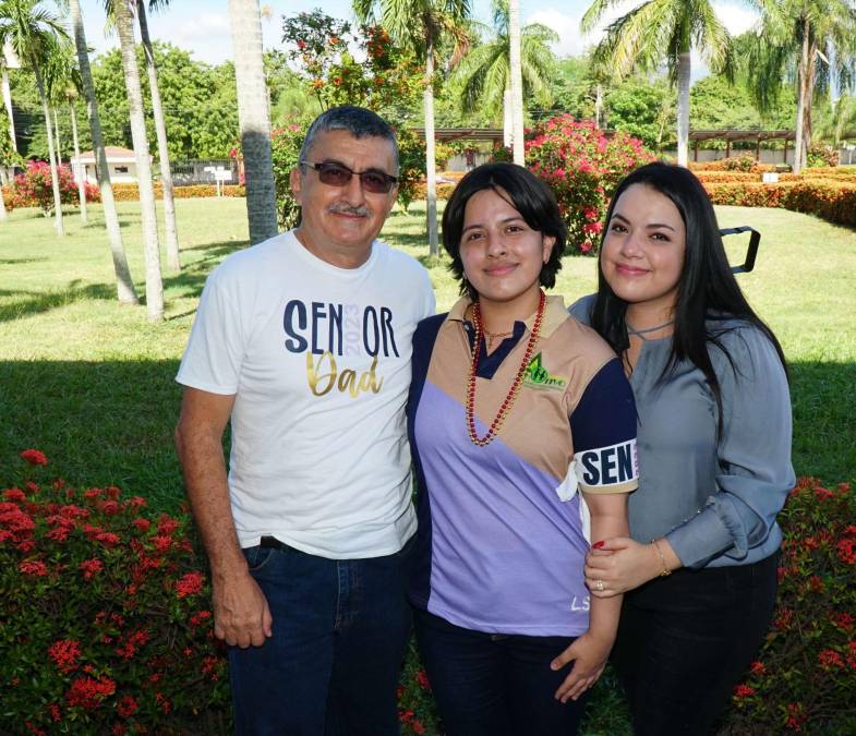 Héctor Ardón, Stephany Ardón y Claudia Ardón 