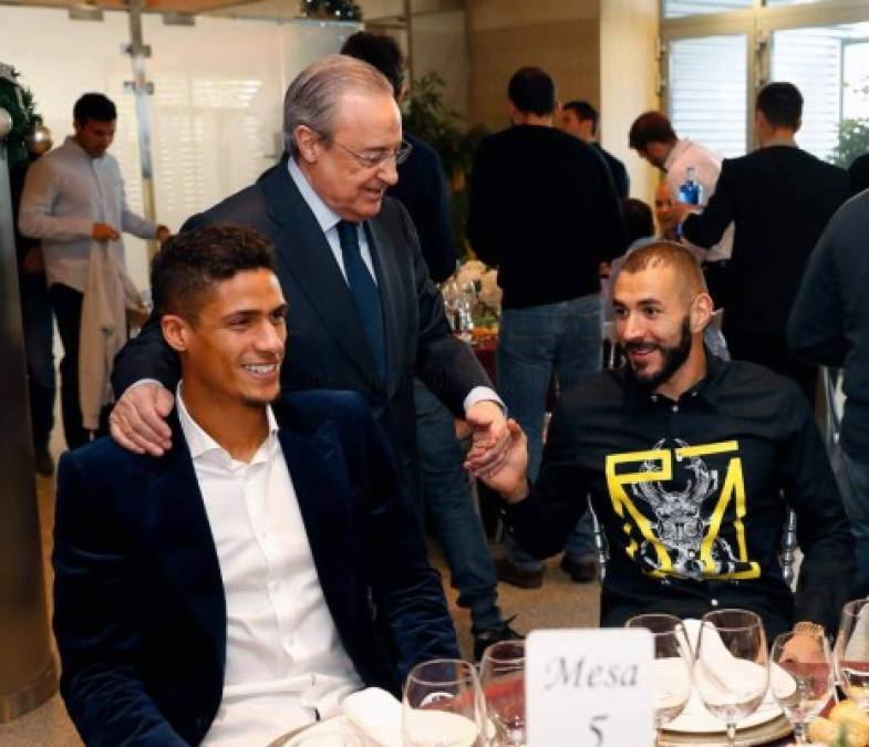 Florentino Pérez fue el gran protagonista en la cena de Navidad de las plantillas de fútbol y baloncesto del Real Madrid. En la imagen aparece con los franceses Raphael Varane y Karim Benzema.
