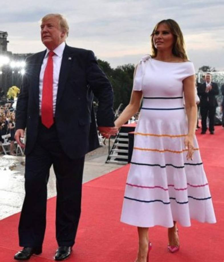 Lo llamativo de su look fue la transparencia que la lluvia provocó en el vestido de la firma Carolina Herrera.