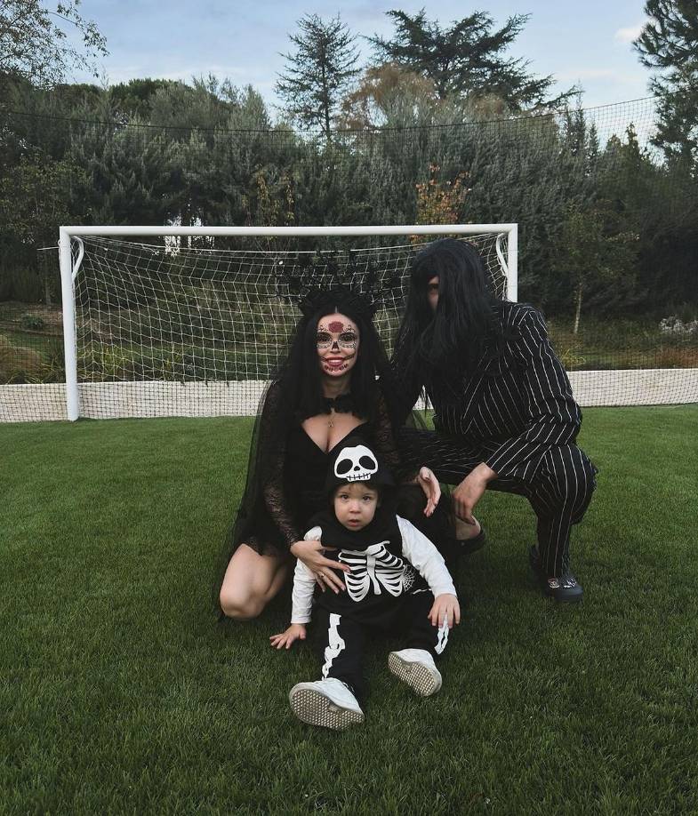 Andriy Lunin, portero del Real Madrid, se disfrazó de Los locos Addams junto a su mujer Anastasia Tamazova.