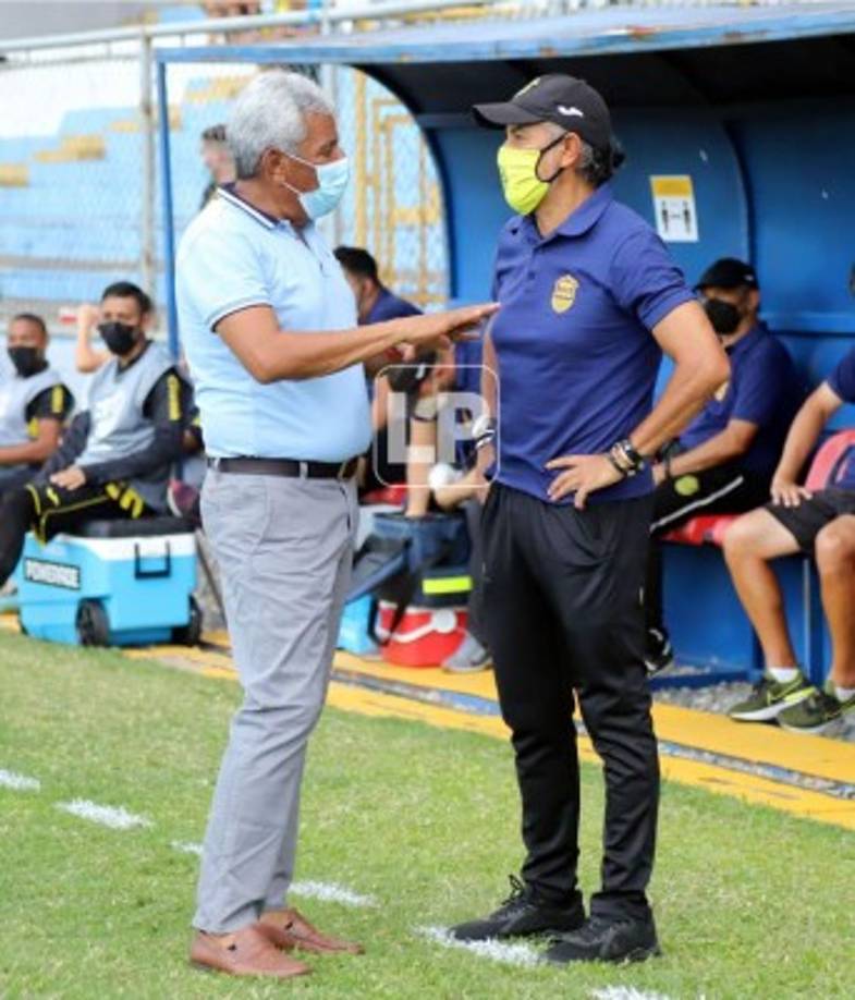 Raúl 'Potro' Gutiérrez, entrenador del Real España, saludó y conversó con Héctor Castellón, técnico de la Real Sociedad, previo al partido.