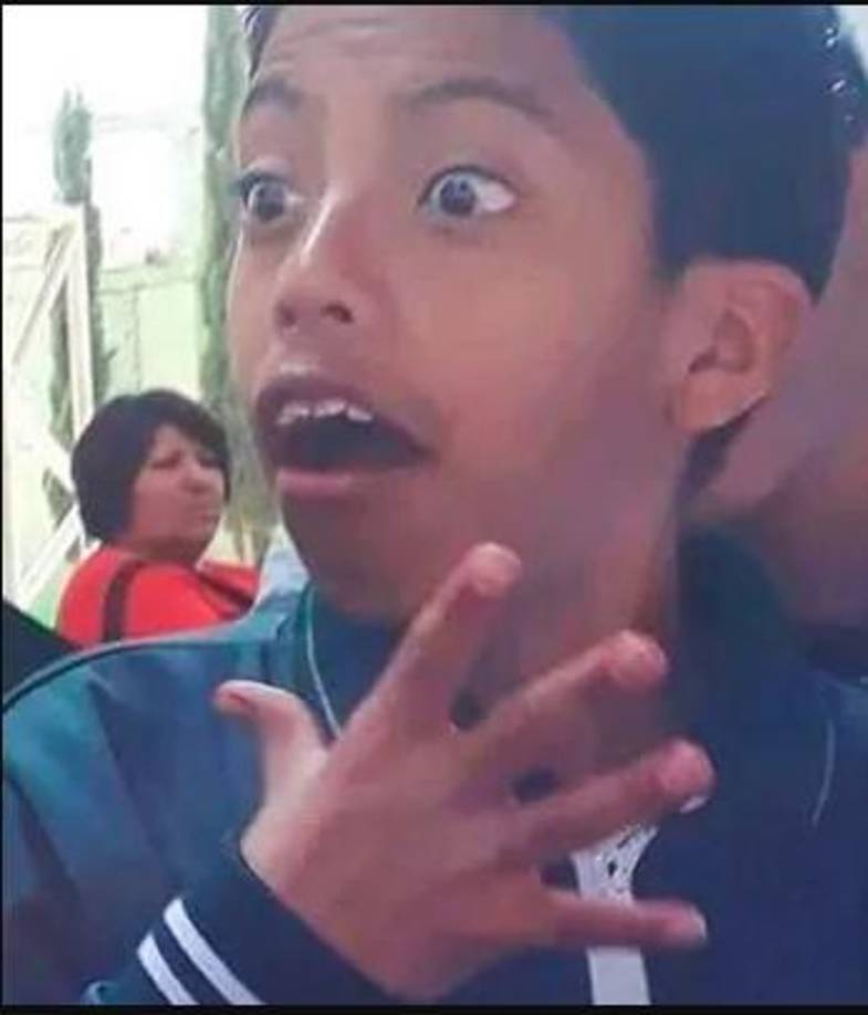 Esta es una de las expresiones más famosas en las redes sociales, el chico se sujeta el cuello en señal de sorpresa.