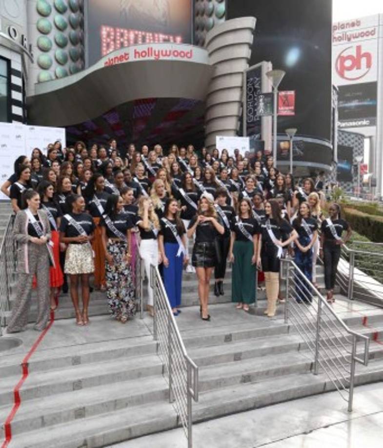 La Miss Universo saliente, la francesa Iris Mittenaere, posó junto a las concursantes en el escenario del concurso.