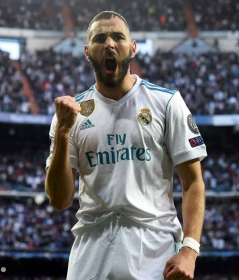 Karim Benzema está en la mira del AC Milan, que está dispuesto a pujar por su fichaje. Según Calciomercato, el club italiano aprovecharía las ventas de M'Baye Niang y Carlos Bacca para poder pagar el traspaso del delantero francés, respetando así las normas del Fair Play Financiero, que son una de las grandes preocupaciones de los italianos de cara al próximo mercado de fichajes.