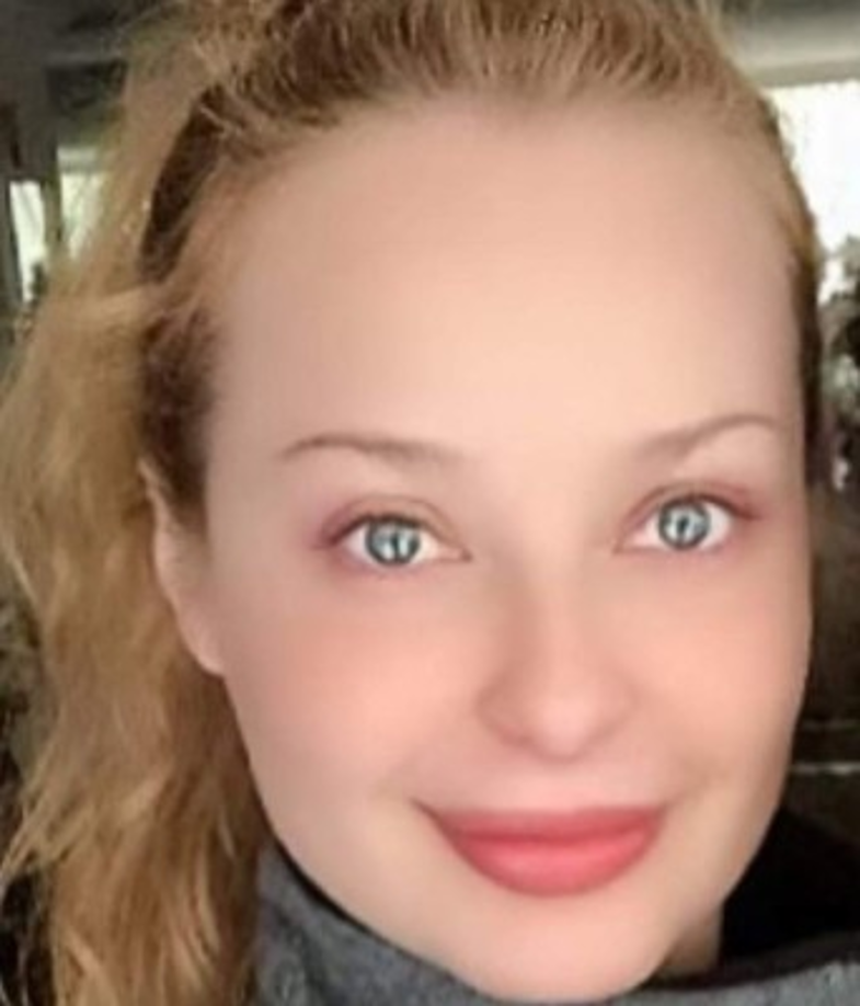 La guapa rubia conserva su mirada y su precioso rostro. Hoy en día la actriz también realiza diversas actividades con sus negocios personales y ayudando a la gente a través de su movimiento de paz interior y espiritualidad.