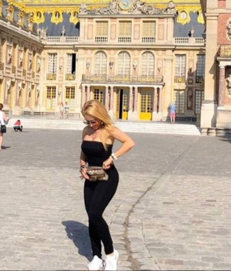 En sus perfiles sociales la guapa rubia se describe como una mujer que “perdona, sueña, ama, da gracias y con la frente en alto, salta en obstáculo y sujeta la mano de la esperanza”.