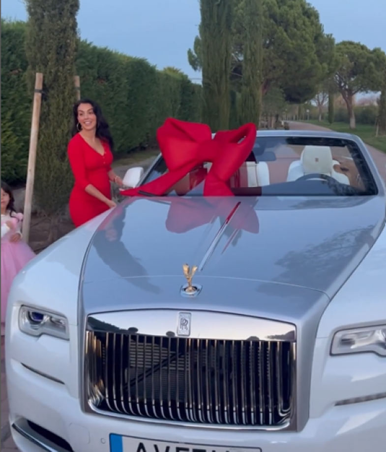 Dentro de los últimos obsequios de Georgina a Cristiano fueron un exclusivo Rolls Royce valorado en alrededor de 330.000 euros o un Cadillac Escalade.