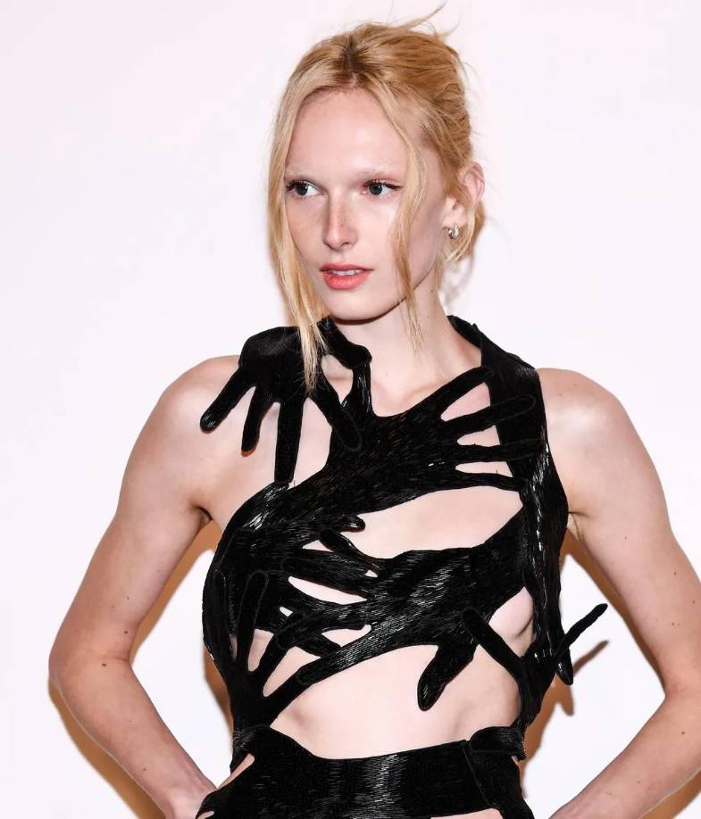 En octubre, Consani y Valentina Sampaio hicieron historia al convertirse en las primeras modelos trans en desfilar en el Victoria’s Secret Fashion Show.