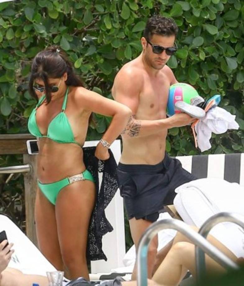 El centrocampista español no podía apartar los ojos de su hermosa pareja Daniella.