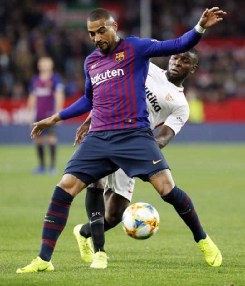 Sevilla's Spanish coach Julen Lopetegui sits on the bench before the Spanish league football match between Real Madrid CF and Sevilla FC at the Santiago Bernabeu stadium in Madrid on January 18, 2020. (Photo by GABRIEL BOUYS / AFP)