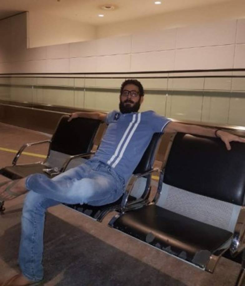 El joven sirio, que se niega a renunciar a sus ideales, comenta que solamente puede bañarse a media noche cuando hay menos pasajeros transitando por el aeropuerto. Y que además pasó su cumpleaños número 38 en este sitio, lejos de su familia.
