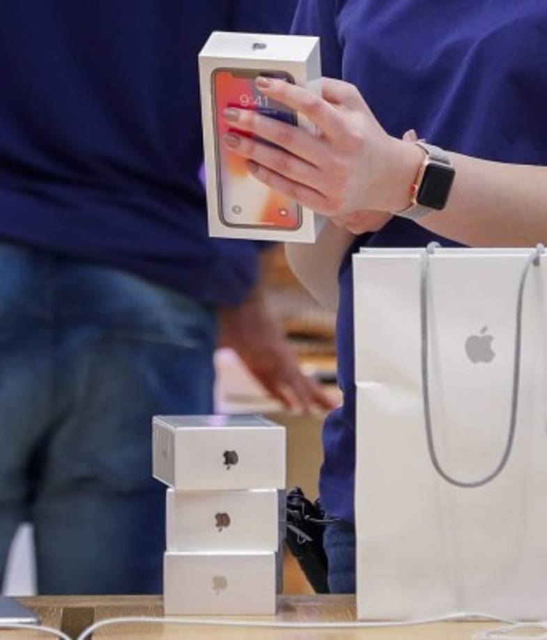 El iPhone X, presentado a mediados de septiembre junto al iPhone 8, competirá con el Galaxy Note 8 de Samsung y el Mate 10 de Huawei en el segmento de teléfonos inteligentes de alta gama.