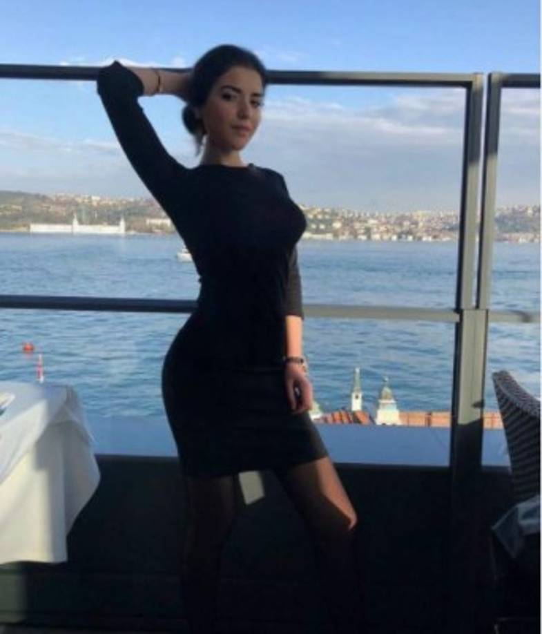 La joven apareció en los juzgados en cuestionables condiciones y se acostó sobre los bancos de la sala mientras escuchaba la sentencia.