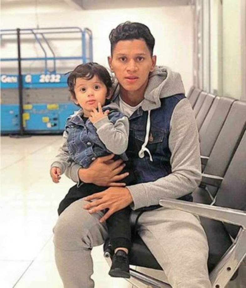 Bryan Moya, mediocampista del Olimpia, disfrutando con su hijo.