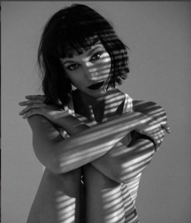 Úrsula ha posado en topless.