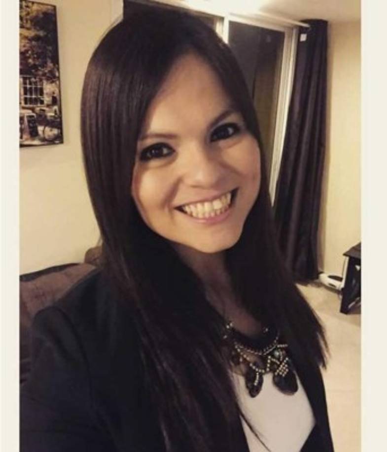 Tiene 27 años y es licenciada en psicología, aunque asegura que nunca ejerció su profesion por los constantes viajes.