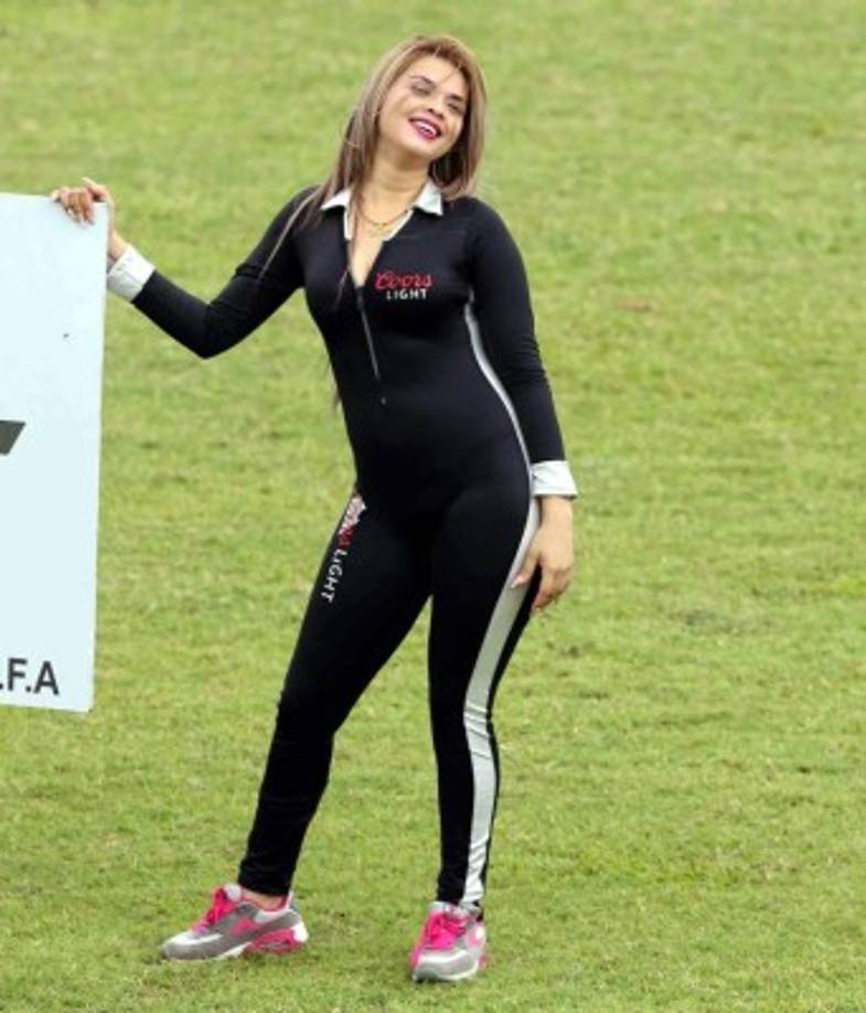 Esta sexy edecán adornando la cancha.