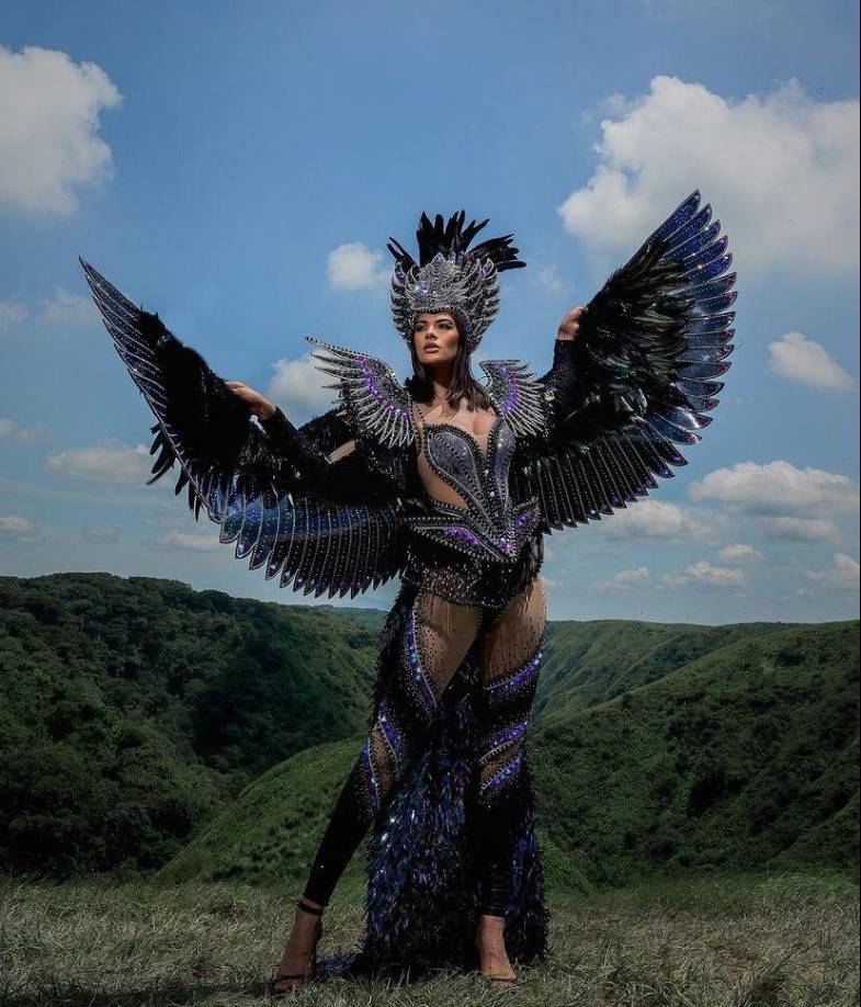 La prenda que lleva por nombre “El Zanate”, destaca por su elegante color negro y bello plumaje, sin faltar las llamativas piedras de color morado y rosado, las que destacan a flor de piel en la beldad pinolera.