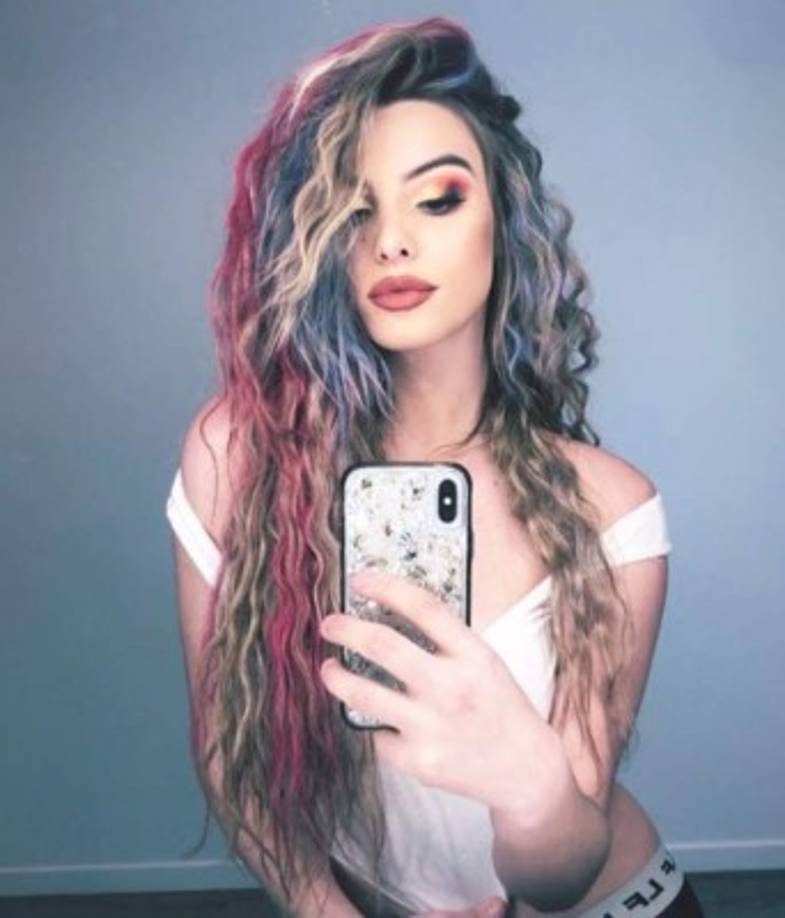 Y es que el contenido que comparte en redes sociales se caracteriza por estar cargado de humor, en el que incluso la youtuber se burla de sí misma.