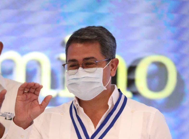 Juan Orlando Hernández en su juicio extiende “papelitos” al abogado Raymond Colon, los cuales son preguntas a realizar a testigos en su contra, según medios de cominicación veedores del proceso.