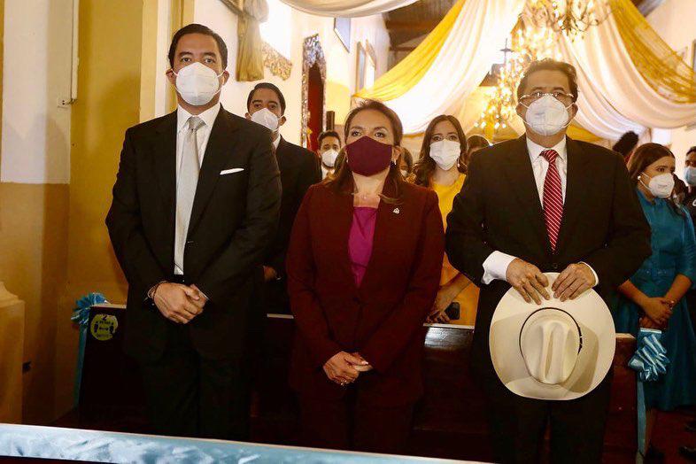 Xiomara Castro junto a su esposo, Manuel Zelaya, y su familia durante la misa previo a la toma de posesión.