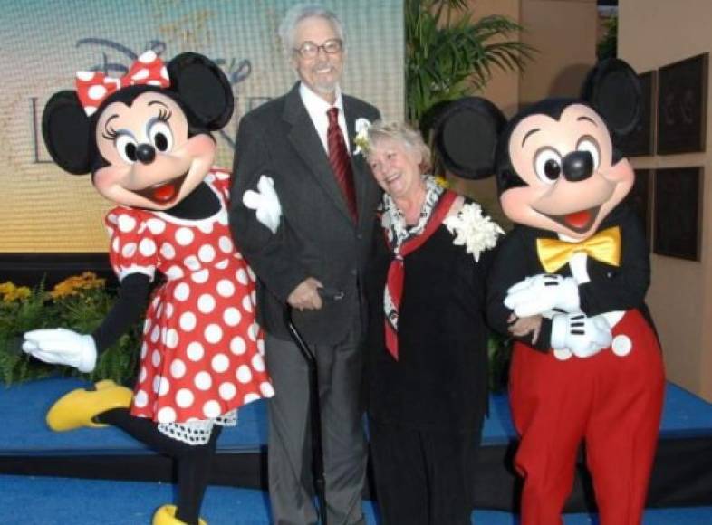 El hombre que originalmente dio su voz al personaje de Mickey Mouse está casado con la mujer que dobló a Minnie Mouse. Wayne Allwine dobló al famoso ratón Mickey y está felizmente casado con Russi Taylor, quien tomó el papel vocal de Minnie. ¡Vaya historia!