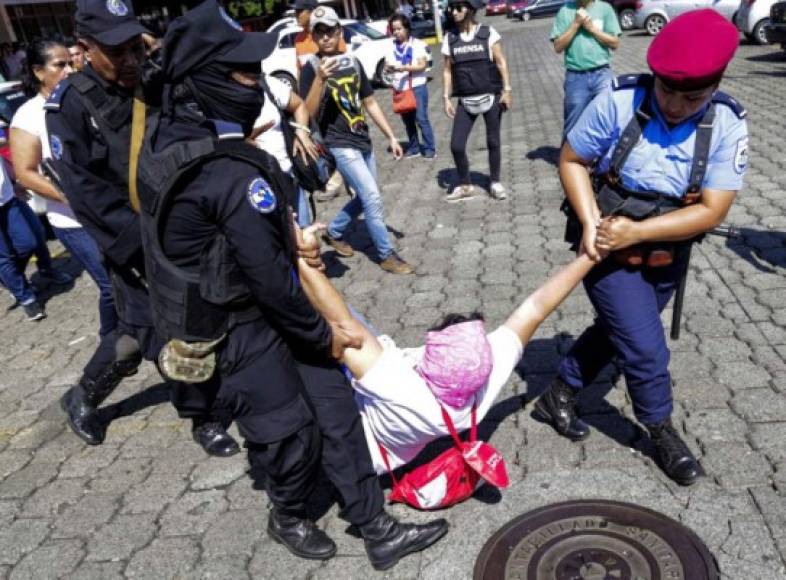Los manifestantes fueron acorralados por los uniformados en la zona sureste de Managua cuando los agentes les lanzaron bombas de sonido para dispersarlos y detenerlos, según medios locales.
