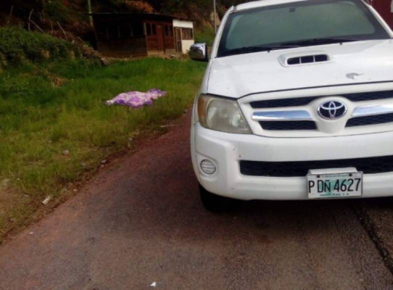 A pesar de que el carro es blindado, la mujer presa de los nervioso decidió parar la marcha y salirse del vehículo para buscar protección.