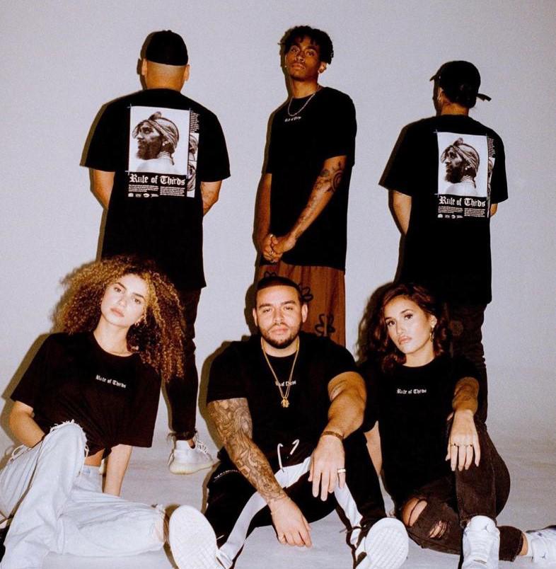 La icónica fotografía al rapero asesinado, Nipsey Hussle, ha recorrido muchas partes del mundo. Incluso, tiendas de renombre imprimen la fotografía para plasmarla en camisetas.