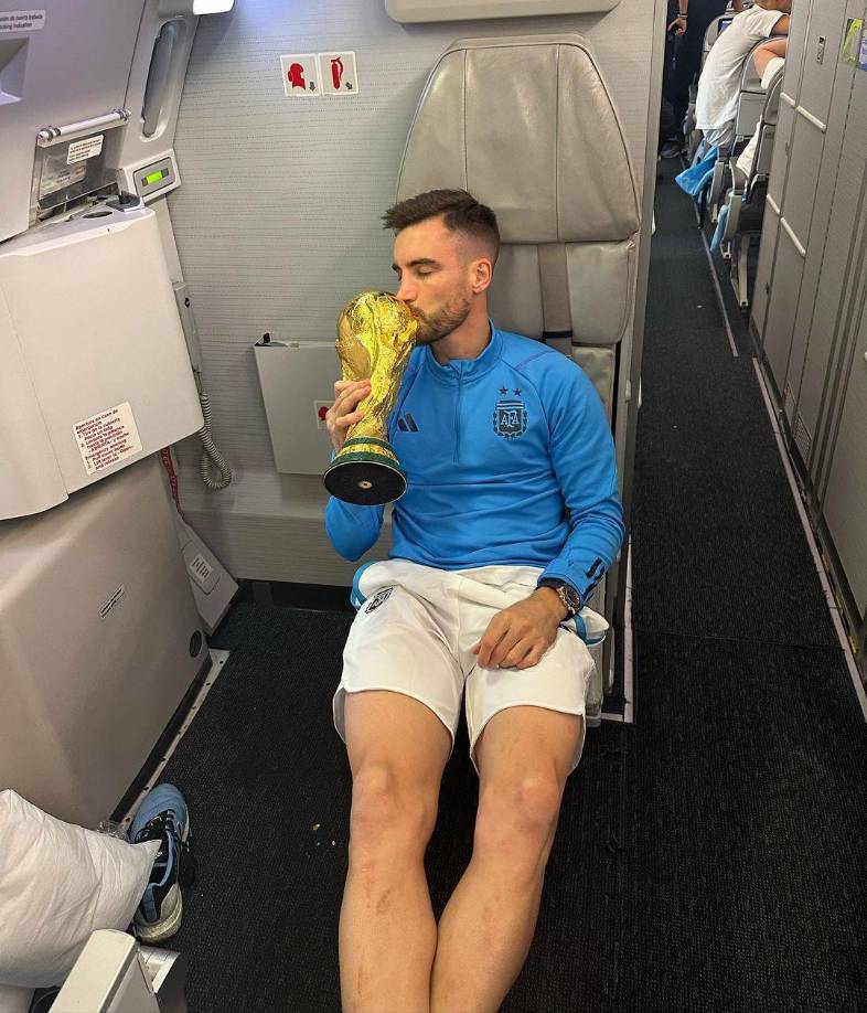Nicolás Tagliafico con la Copa del Mundo.
