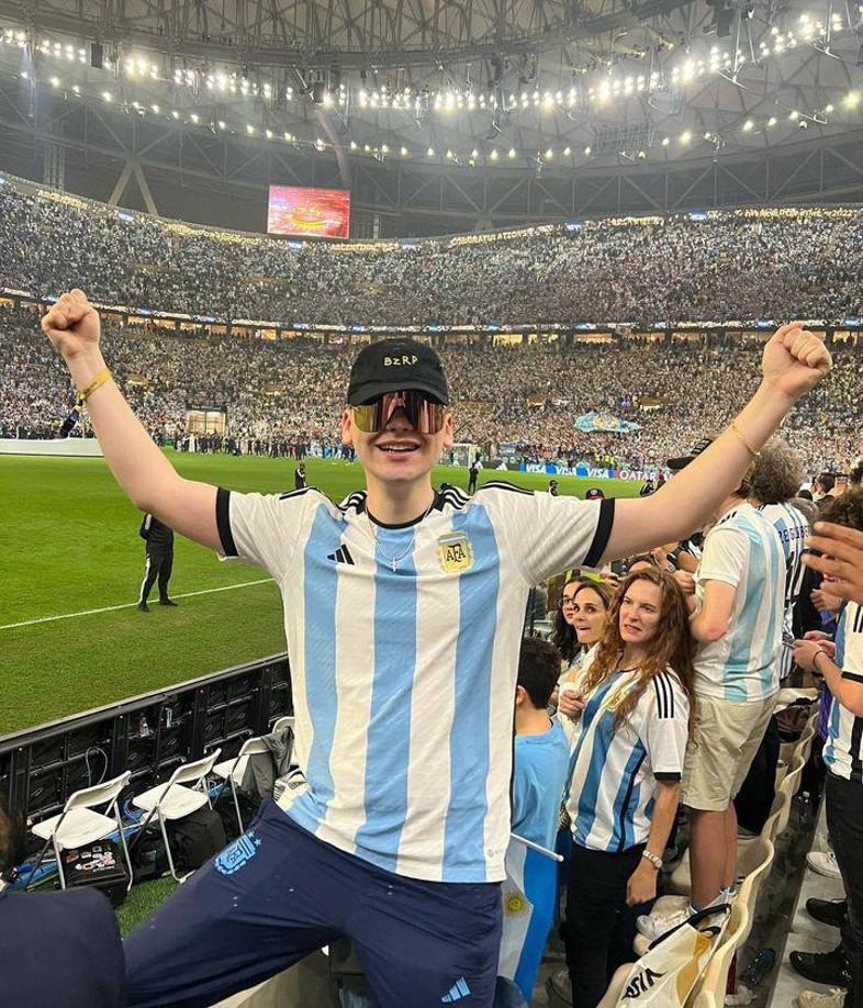 El joven tiene 24 años de edad y el año pasado consiguió cuatro nominaciones a los Latin Grammys incluyendo “Productor del Año” y “Mejor Nuevo Artista”. En su gira por Europa se presentó frente a más de 450 mil personas recorriendo ciudadescomo Ibiza, Barcelona, Sevilla y Valencia, siendo parte de grandes festivales, además de participar en La Velada del Año, el stream más visto de la historia.