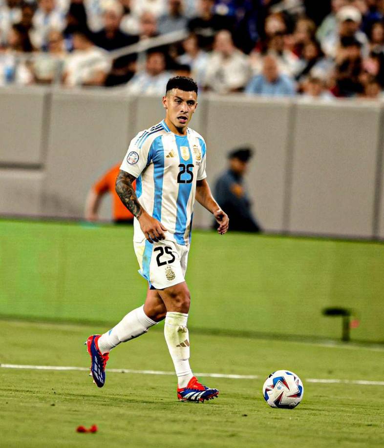 Defensa central: Lisandro Martínez, del Manchester United, es otro de los candidatos para arrancar en el 11 titular. 