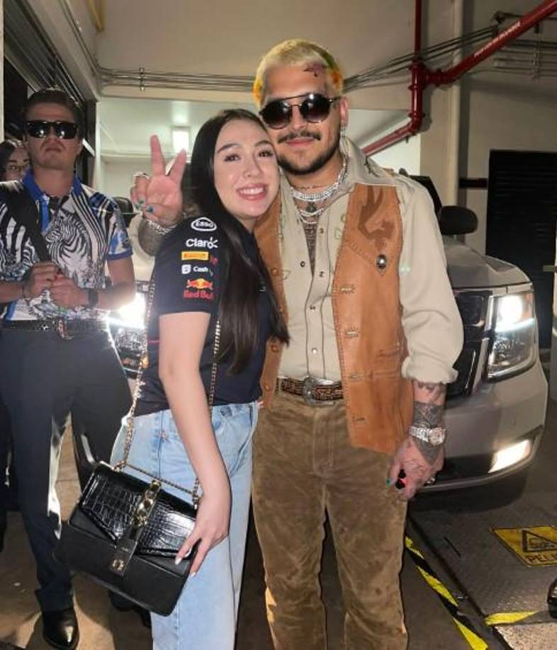 Las seguidoras de Nodal aprovecharon para tomarse algunas fotos con el cantante. 