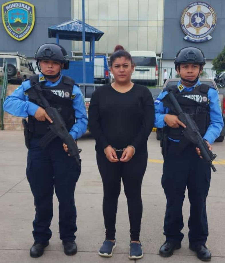 Posteriormente la menor logró salir de su casa, siendo auxiliada, por un familiar.