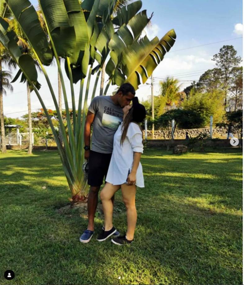 Eddie Hernández - El delantero del Olimpia visitó Zambrano, Francisco Morazán, con su novia Yamileth Varela.