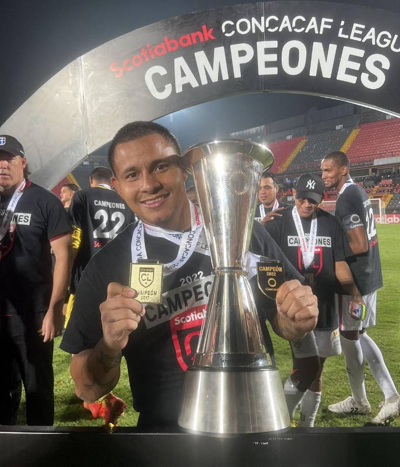 Germán ‘Patón‘ Mejía, sonriente con su medalla y el trofeo de campeón de la Liga Concacaf 2022.