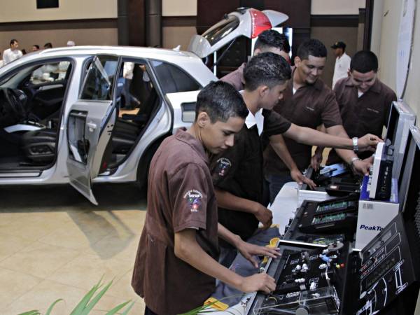 Jóvenes estudiantes del Infop en una exposición.
