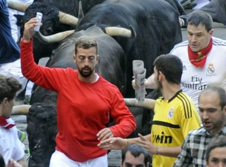 David González López, un español de 32 años murió al hacerse una selfie en uno de los típicos festejos taurinos que se celebran en España. El hombre estaba tratando de enfocar al animal cuando el toro avanzó hacia él y lo corneó.