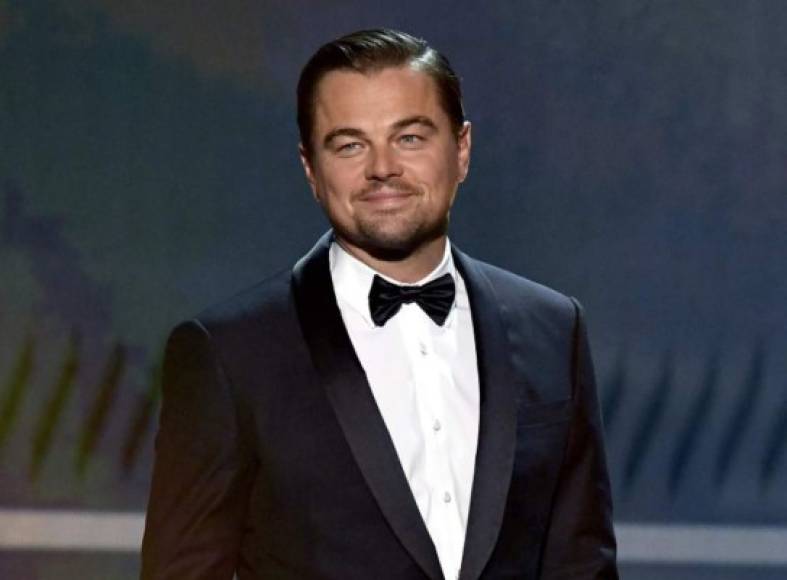 Leonardo DiCaprio ha estado cerca de la muerte en tres ocasiones. El actor contó a The Wire que, mientras estaba haciendo submarinismo en Sudáfrica, un tiburón blanco entró en la jaula en la que se encontraba. “La mitad de su cuerpo estaba dentro y estaba intentado morderme”, añadió tras el incidente. Otro episodio que podía haber terminado en tragedia le sucedió durante una jornada de paracaidismo. “Tiramos del primer paracaídas y estaba enredado. El instructor con el que estaba lo cortó. Ni siquiera pensé en el paracaídas extra, así que pensé que estábamos cayendo en picado derechos hacia nuestra muerte”, dijo el actor. El segundo, aunque también estaba enredado, finalmente se abrió y pudieron aterrizar. En otra ocasión, DiCaprio volaba rumbo a Rusia cuando un motor del avión explotó. “Estaba sentando allí, mirando el ala, cuando el ala entera explotó en una bola de fuego. Era el único que estaba mirando en ese momento”, rememoró. El aparato finalmente aterrizó en el aeropuerto de emergencia JFK de Nueva York.