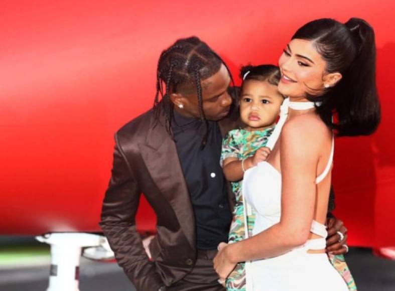 Travis y Kylie anunciaron su ruptura a casi tres años de relación y una hija en común, Stormi, de un año de edad. Se especula que el motivo fue la renuencia de Scott de casarse con la multimillonaria, quien estaba ilusionada por tener más hijos.<br/><br/>Ahora la joven empresaria, de 22 años, estaría dando vuelta de hoja a su vida amorosa con el rapero canadiense Drake, de 33.